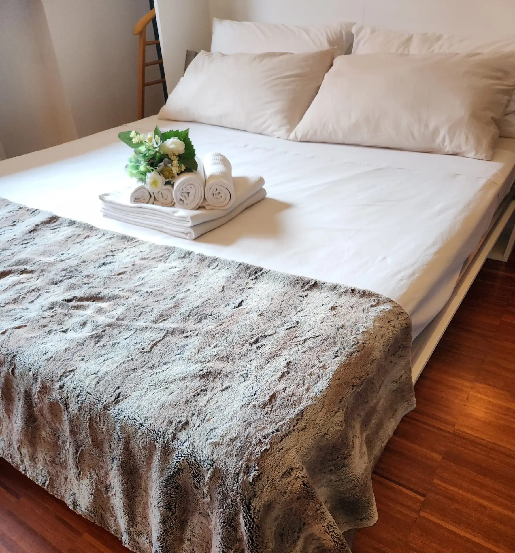 Monolocale Gaia Suites Torino con letto e arredi eleganti