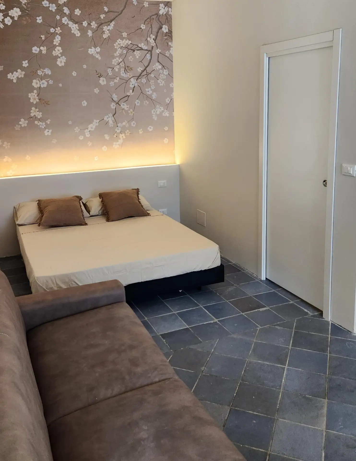 Interno monolocale Gaia Suites Torino con arredi moderni