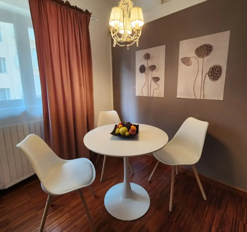 Espace collation de la Purple Room 6 chez Gaia Suites