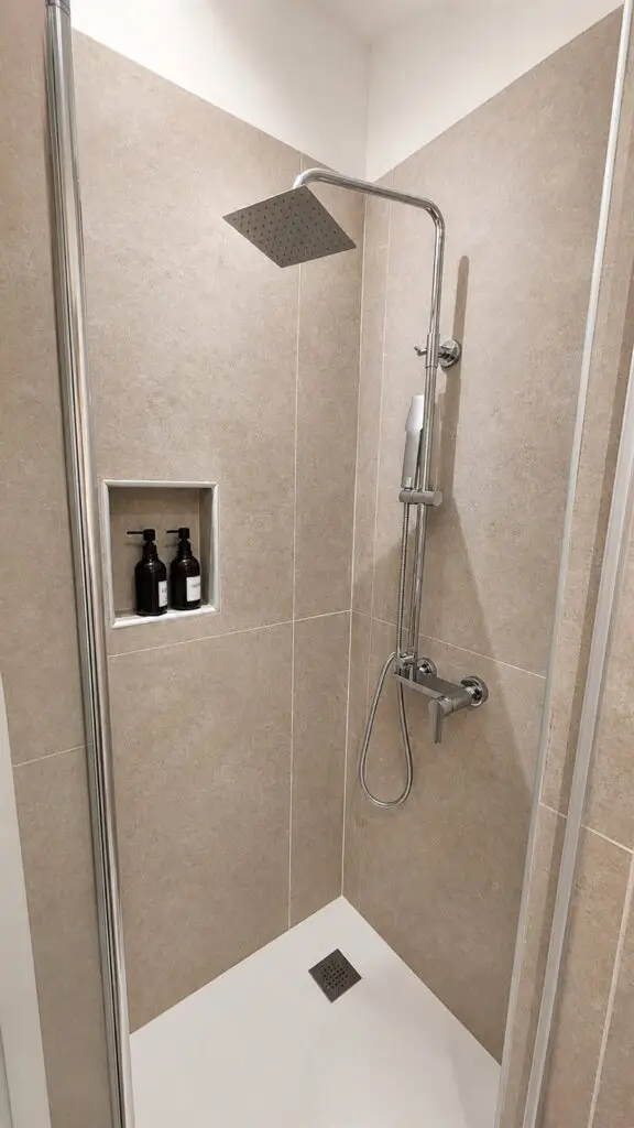 Doccia moderna nel bagno privato della Room 2
