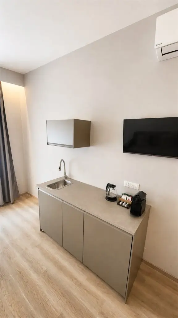 Angolo ristoro e Smart TV della Room 3