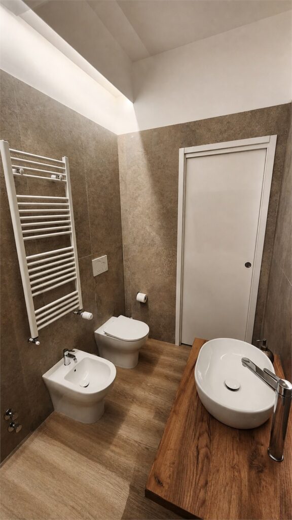 Private bathroom in Room 3 with washbasin, toilet and bidet
