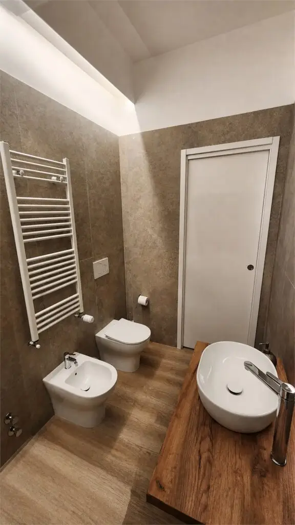 Salle de bains privative de la Room 3 avec lavabo, WC et bidet