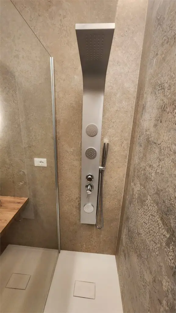 Douche multifonction dans la salle de bains privative de la Room 3