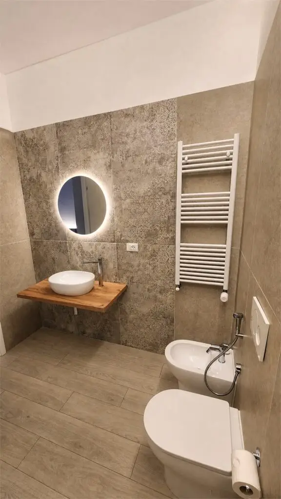 Bagno completo della Room 4 con lavabo, WC e bidet