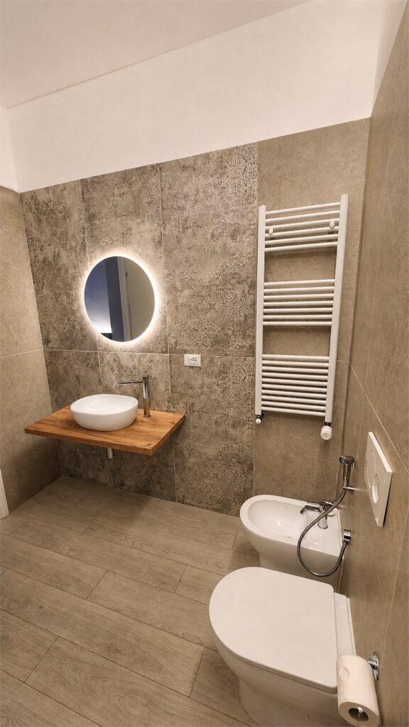 Salle de bains de la Room 4 avec lavabo, WC et bidet