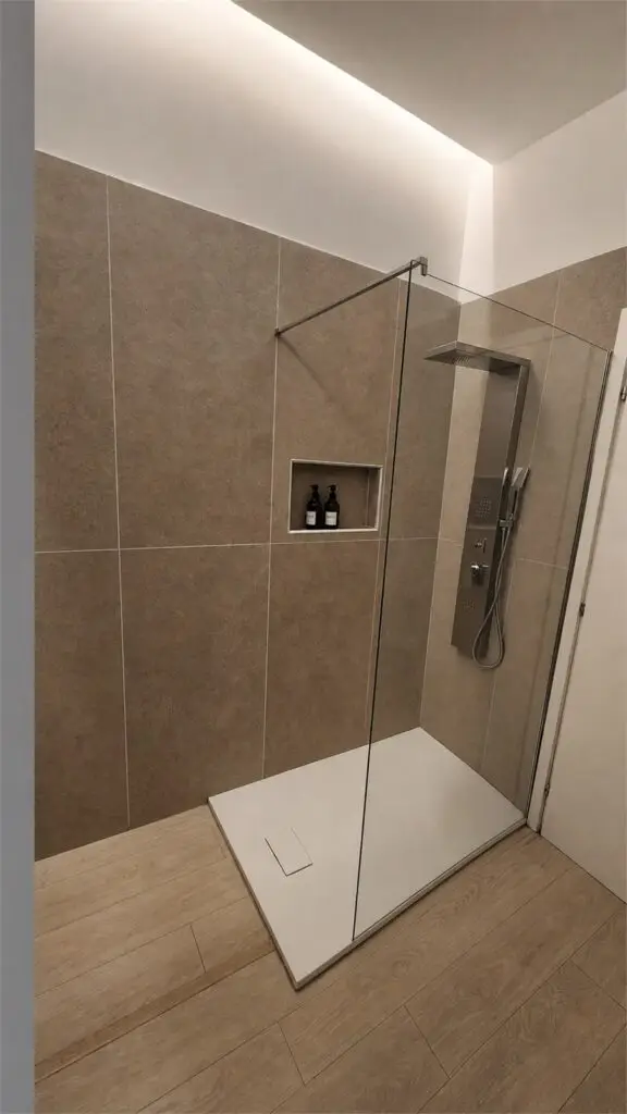 Grande douche dans la salle de bains privative de la Room 4